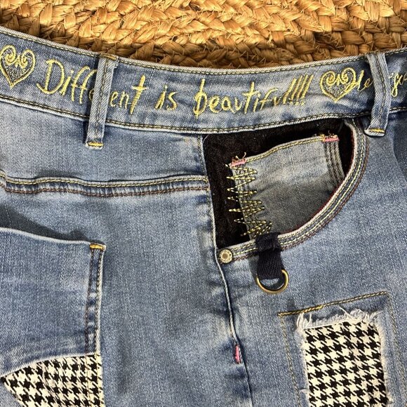 Desigual Womens Patchwork Embroidered Denim Shorts 32 EU/MEX 31 Mid-Rise Unique - Picture 7 of 8